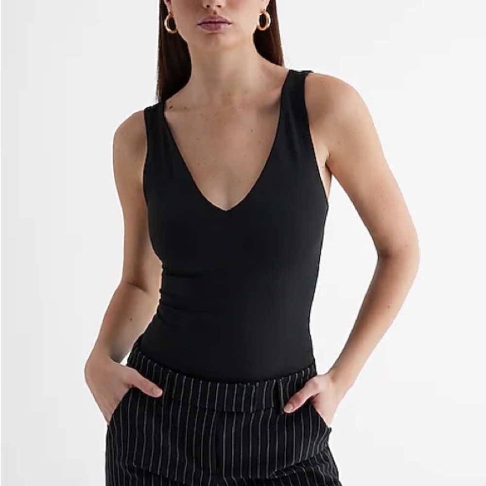NWT Express Body Contour V-Neck Tank
